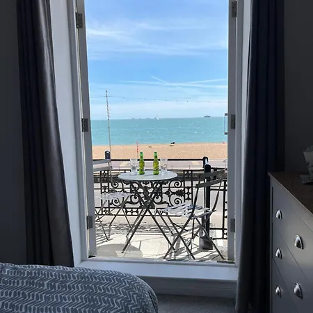 Beach From The Balcony, Ensuite And Private Parking Portsmouth Exterior photo